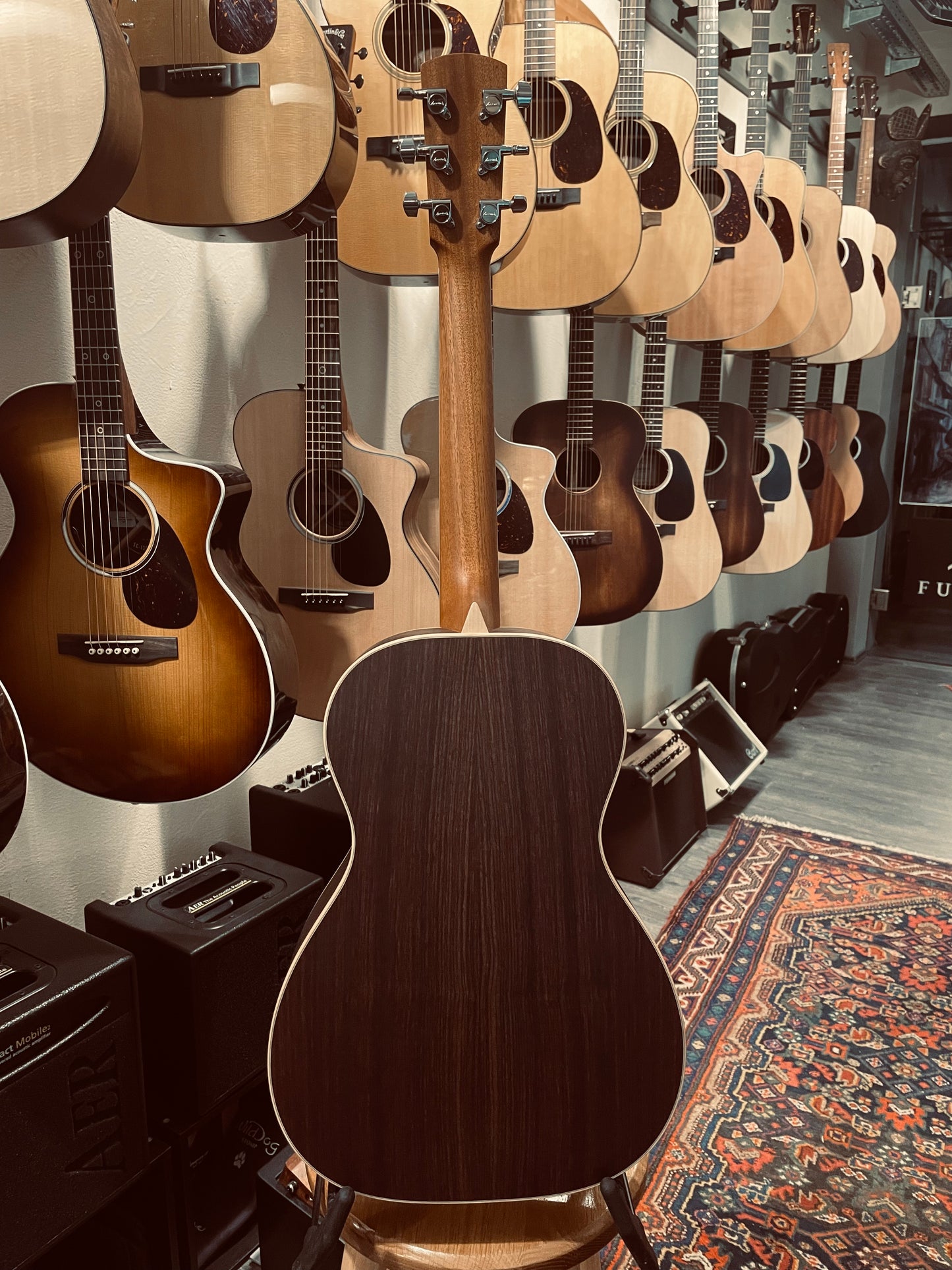 Larrivee, L-03 Vine Headstock